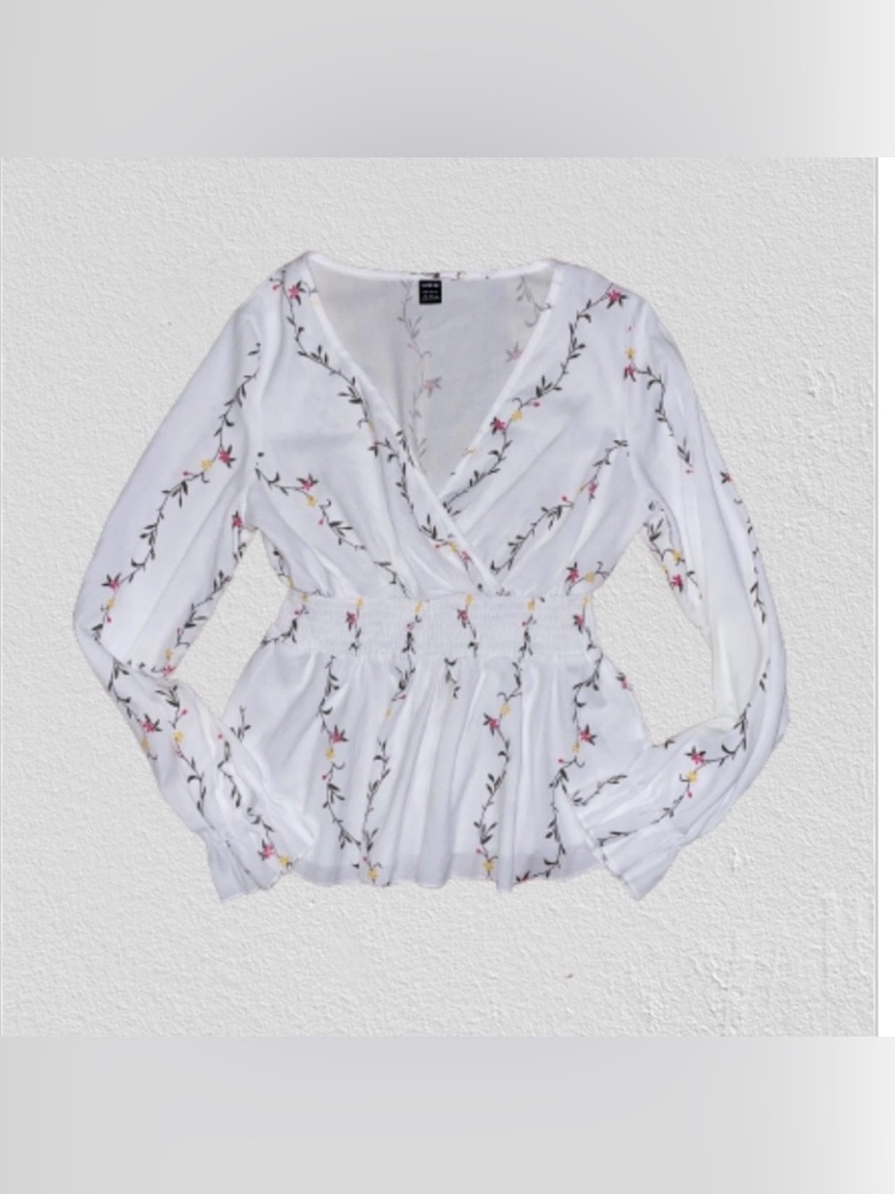SHEIN NWOT white top with flower detail Medium